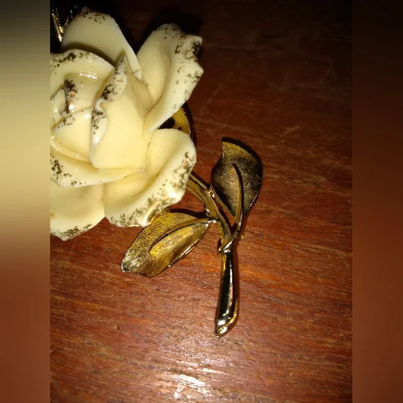 Vintage Coro Yellow Rose Brooch with Gold Highlights, Floral, Granny, Re… - Picture 2 of 7